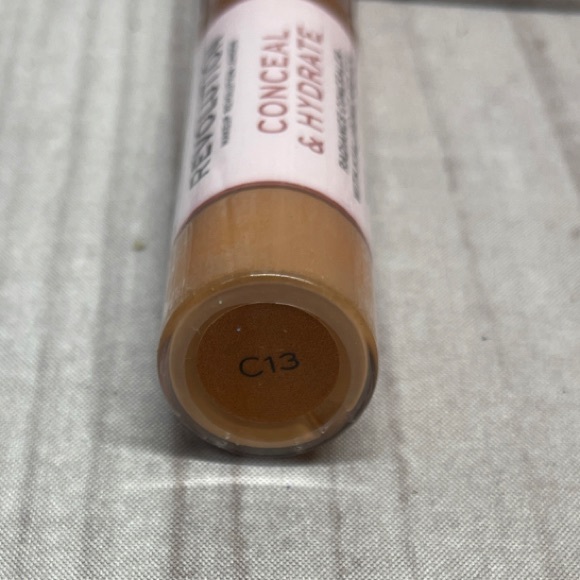 Makeup Revolution Conceal & Hydrate Concealer - Picture 5 of 5